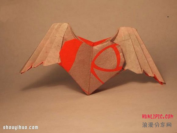 带翅膀的爱心怎么折 带翅膀爱心的折法图解 -  www.shouyihuo.com